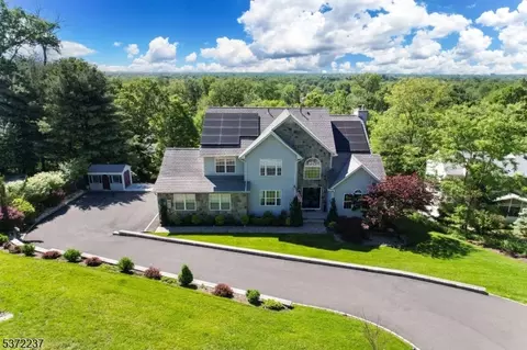 7 Beechwood Ter, Green Brook, NJ 08812
