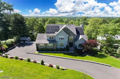 7 Beechwood Ter, Green Brook, NJ 08812