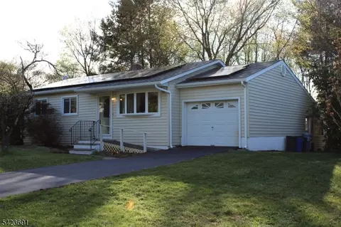 12 Mary Ann Rd, Oak Ridge, NJ 07438