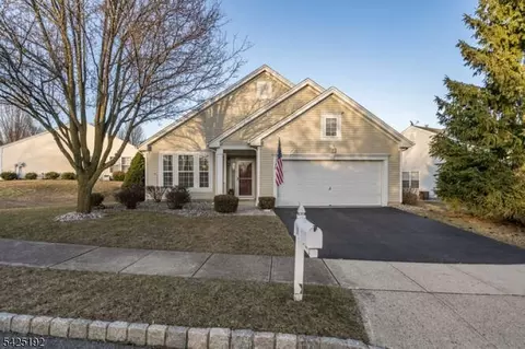 29 Victoria Dr, Belvidere, NJ 07823