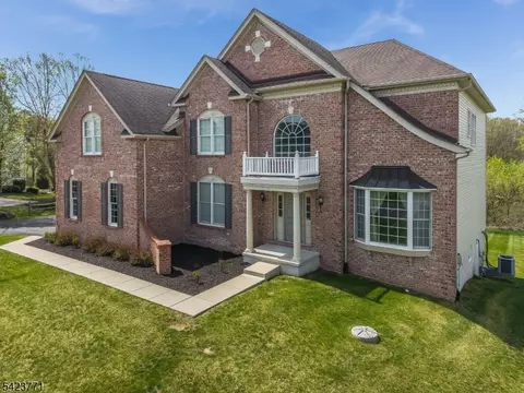 61 Albert Dr, Clinton, NJ 08809