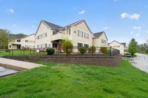 167 Falcon Ridge Way, Hamburg, NJ 07419