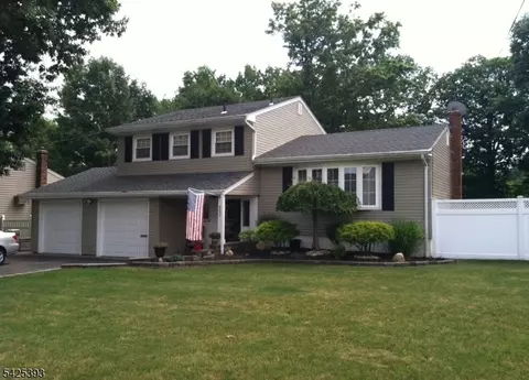 802 Riverbend Dr, Clark, NJ 07066