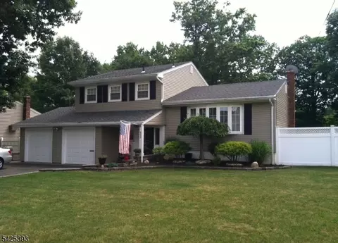 802 Riverbend Dr, Clark, NJ 07066