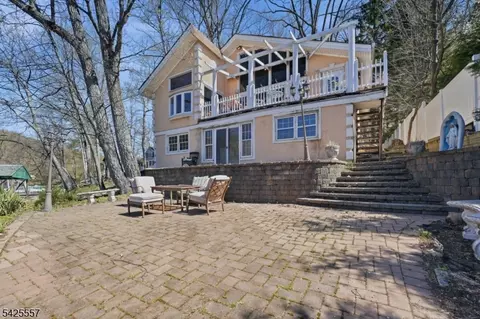 6 Oneida Ave, Hopatcong, NJ 07843