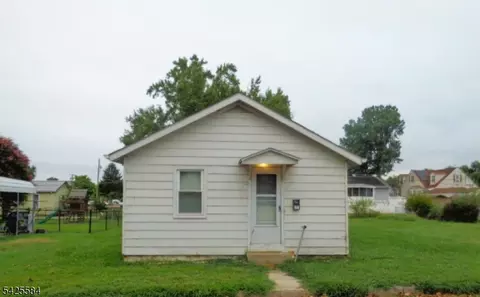 82 Castle Heights Ave, Pennsville, NJ 08070
