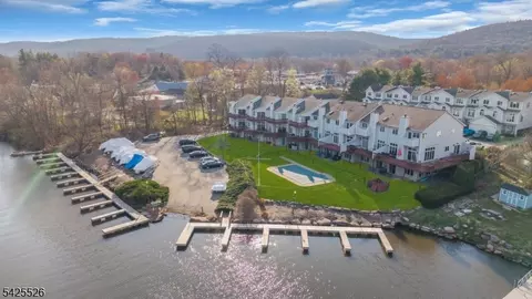 1 St Charles Ave, Hewitt, NJ 07421