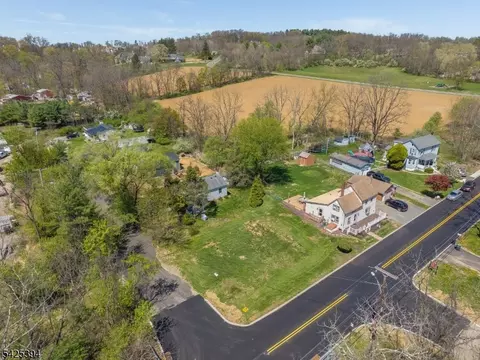 2 Maple Ln, Hampton Boro, NJ 08827