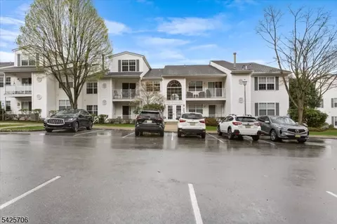 75 Crestview Ln, Mount Arlington, NJ 07856