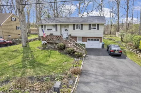 14 Woods Edge Rd, Stanhope, NJ 07874