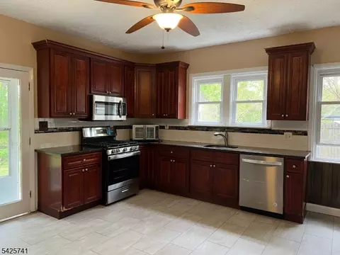 11 Griggs Pl, Manville, NJ 08835