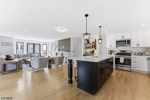 25 E 10th St #A, Linden, NJ 07036