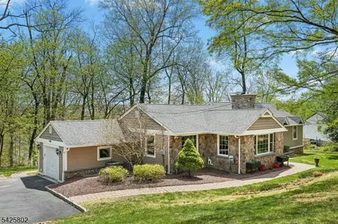 49 Preston Dr, Gillette, NJ 07933