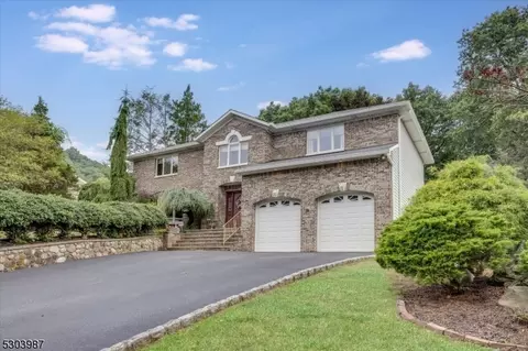 64 Roosevelt Ave, North Haledon, NJ 07508