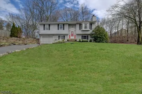 4 Birch Dr E, Highland Lakes, NJ 07422