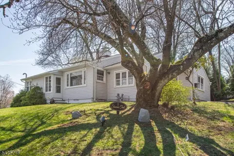 1 Shawnee Trl, Sparta, NJ 07871