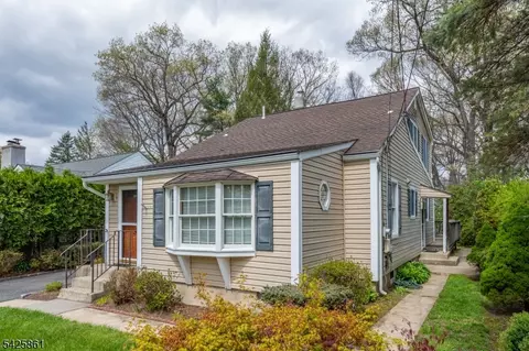 31 Iroquois Trl, Denville, NJ 07834