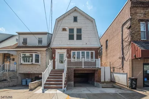 136 W 56th St, Bayonne, NJ 07002