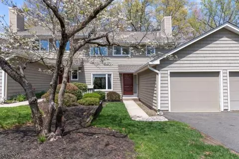 3 Macmillan Ct, Mahwah, NJ 07430