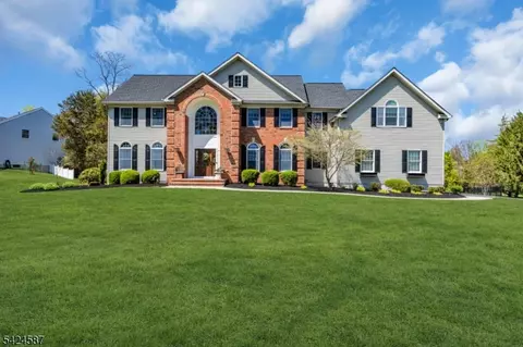 1 Berkshire Ct, Lebanon, NJ 08833