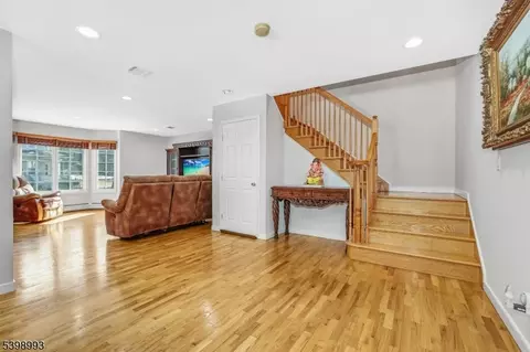 Entry Way - 4 Maple Ave, Waldwick, NJ 07463 photo 3 of 6