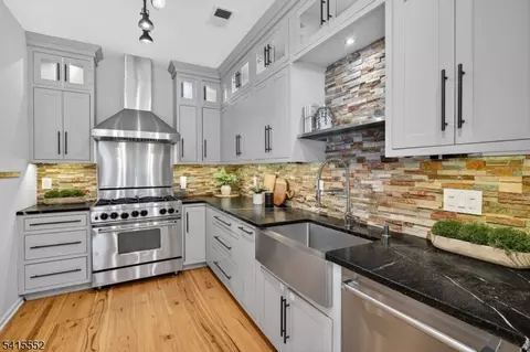 33 Four Oaks Rd, Bedminster, NJ 07921