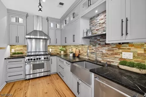 33 Four Oaks Rd, Bedminster, NJ 07921