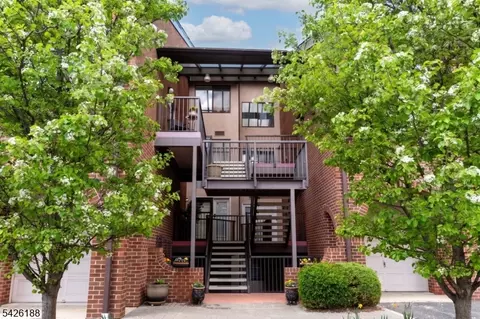 4 Millay Ct, Teaneck, NJ 07666