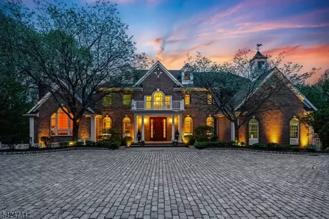 12 Beacon Hill Dr, Chester Twp, NJ 07930