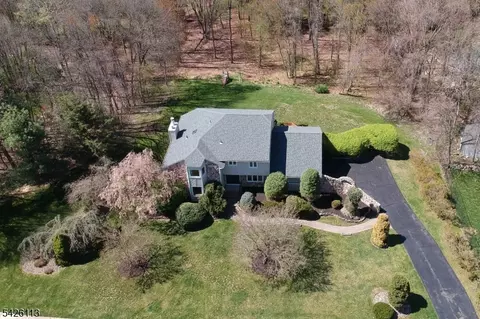 29 Radcliffe Dr, Succasunna, NJ 07876