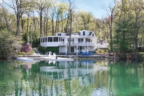 140 Lake End Rd, Newfoundland, NJ 07435