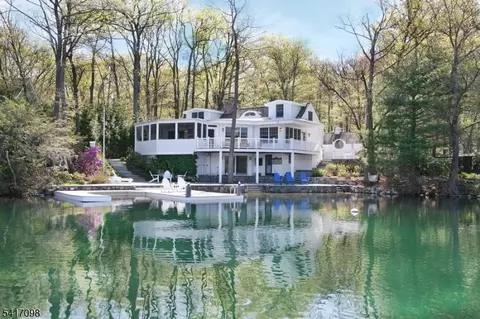140 Lake End Rd, Newfoundland, NJ 07435