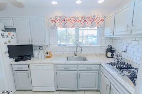 286 Harris Ave, Middlesex, NJ 08846 photo 9
