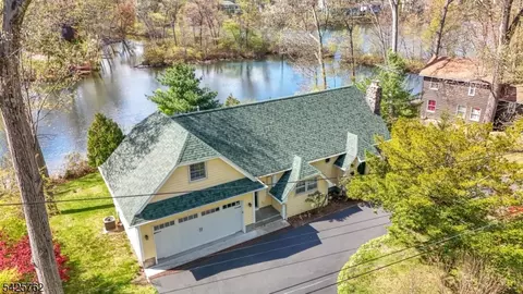 41 Lakewood Dr, Mountain Lakes, NJ 07046