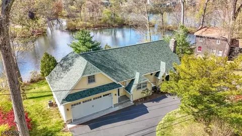 41 Lakewood Dr, Mountain Lakes, NJ 07046