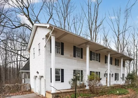 14 Woodland Rd, Pittstown, NJ 08867
