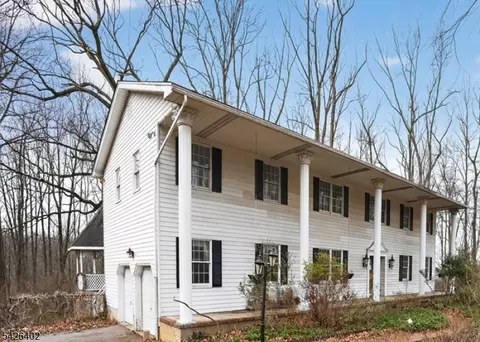 14 Woodland Rd, Pittstown, NJ 08867