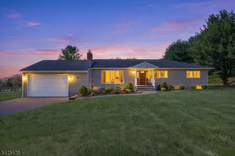 33 Hog Hollow Rd, Pittstown, NJ 08867