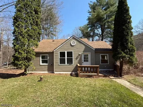 13 River Dr, Jefferson Twp, NJ 07885