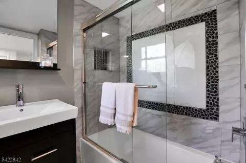 Bath - 36 Coppergate Dr, Basking Ridge, NJ 07920 photo 5 of 7