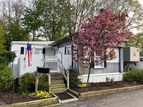 22 Ambassador Dr, Wayne, NJ 07470