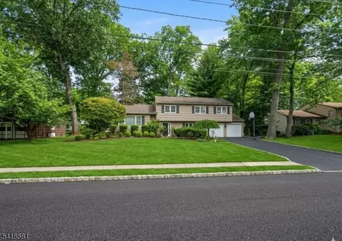 38 Knollwood Dr, Livingston, NJ 07039