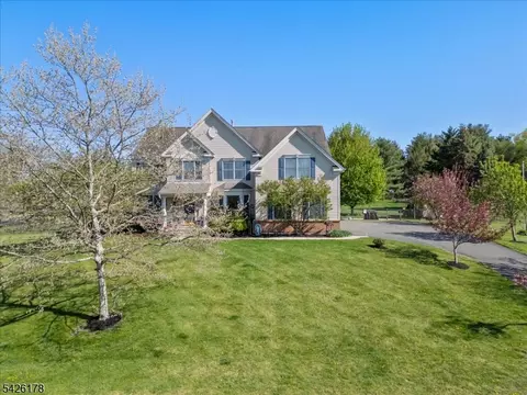 1 Tanager Dr, Ringoes, NJ 08551