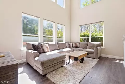 15 Aspen Ct, Hamburg, NJ 07419