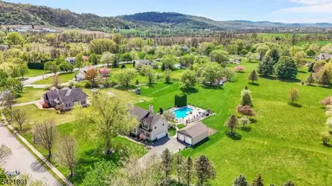 6 Quarry Rd, Stewartsville, NJ 08886