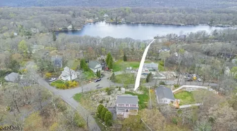 8 Papoose Trl, Andover, NJ 07821