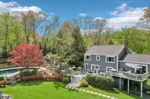 52 Stonefence Rd, Oakland, NJ 07436