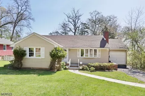 16 Valley View Dr, North Haledon, NJ 07508