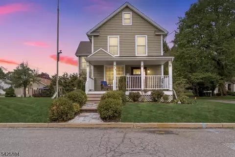 13 New St, Washington, NJ 07882