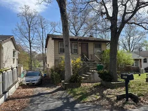 231 Elmira Trl, Hopatcong, NJ 07843